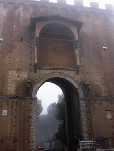Porta Romana a sud di Siena
(12952 bytes)